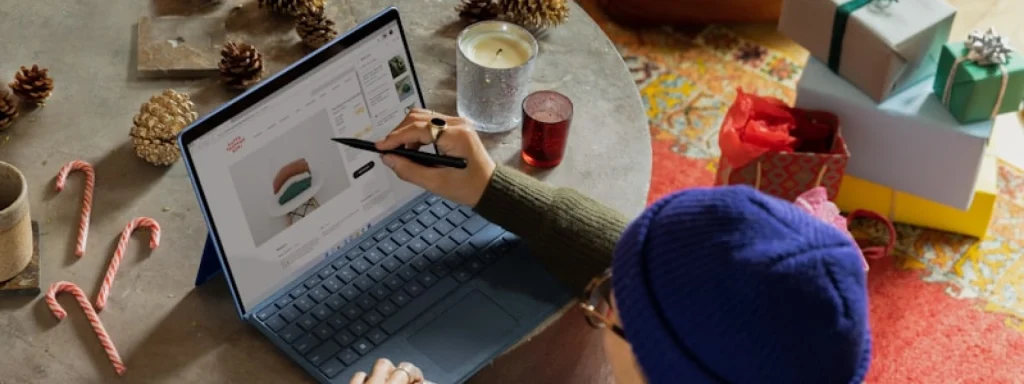 Clienta haciendo uso de los servicios de Péntica desde su laptop