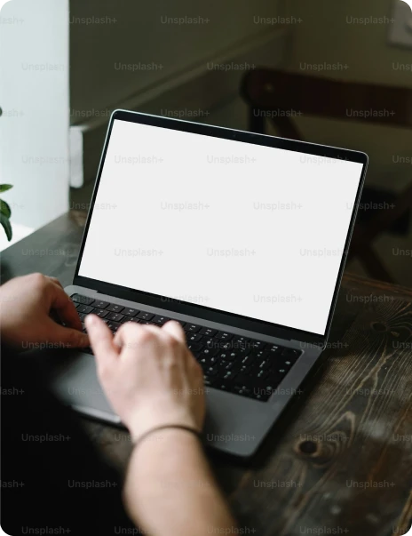 Persona ingresando a la plataforma de Péntica desde su laptop