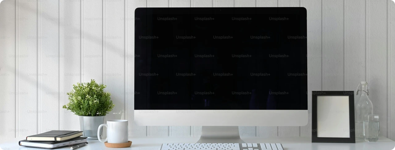 Computador sobre escritorio