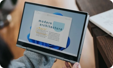 Persona leyendo un articulo de Péntica desde su tablet